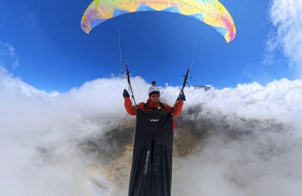 Chinese Paragliders Soar Over Kilimanjaro for the First Time in History! 2